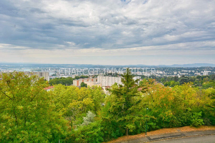 Appartement à vendre à Sainte foy lès lyon — Vue sur la ville — photo 1