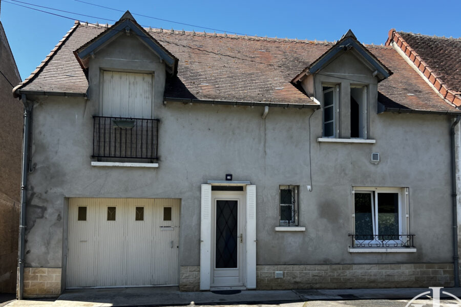 Maison à vendre à Ainay-le-château — Vue sur la ville — photo 2