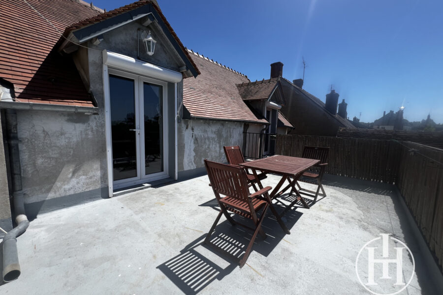 Maison à vendre à Ainay-le-château — Vue sur la ville — photo 1