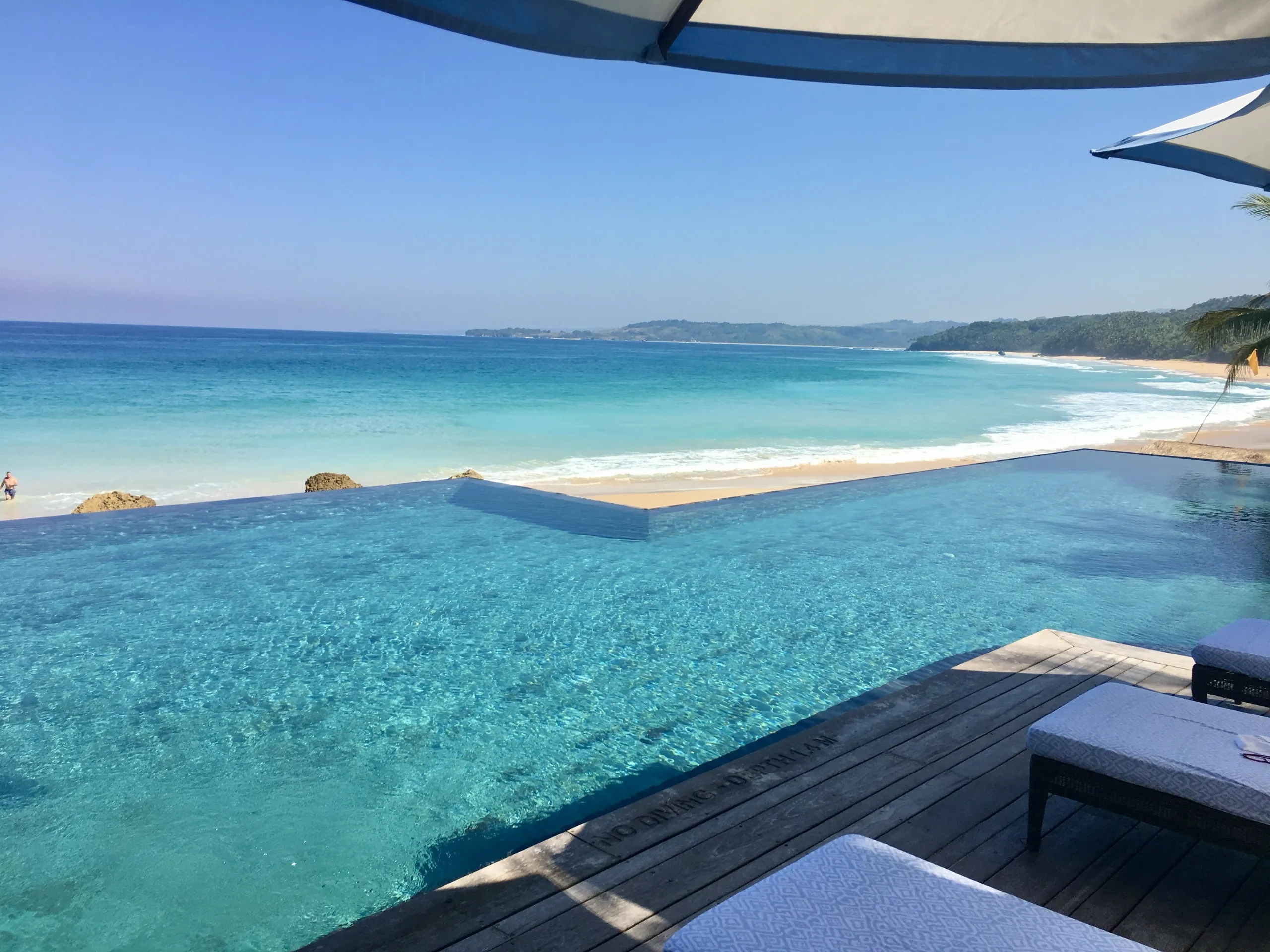 Piscine à débordement avec vue mer et plage
