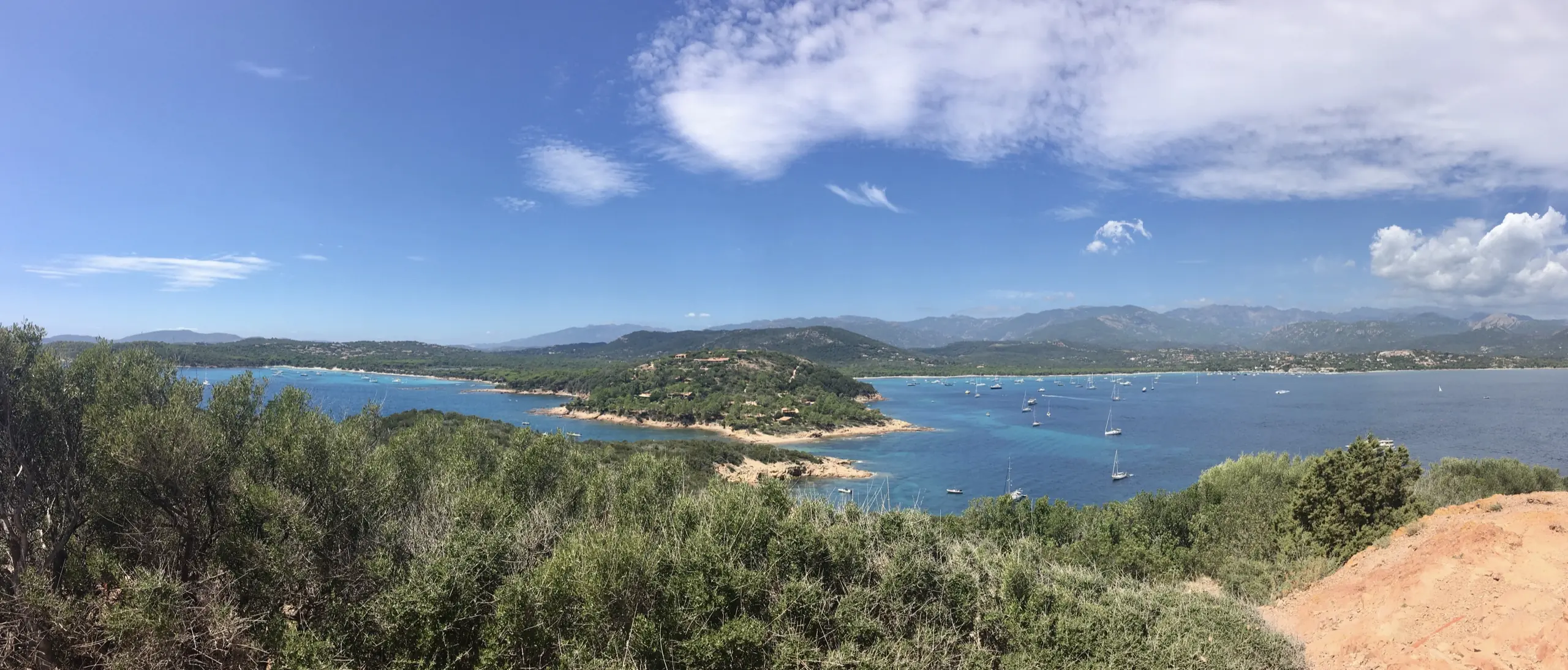 Vue mer sur le golfe et les voiliers en Corse