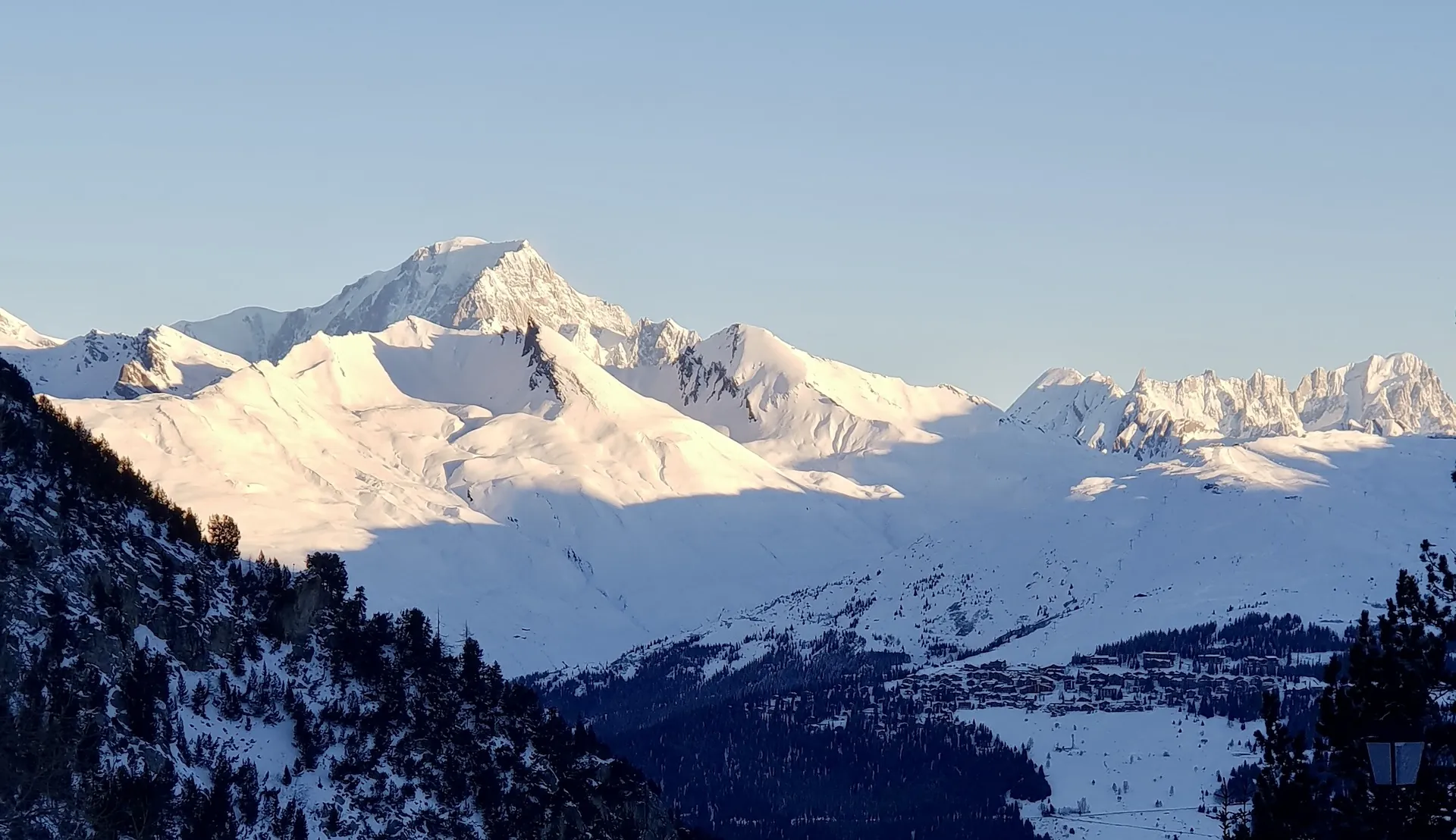 Vue panoramique sur le Mont-Blanc enneigé