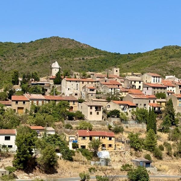 Maison à vendre à Cucugnan — Vue sur la ville — photo 1