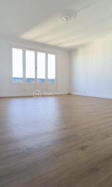 Appartement à vendre à Neuilly sur marne — Vue sur la ville — photo 1