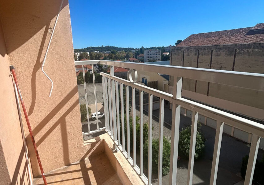 Appartement à louer à Juan-les-pins — Vue sur la ville — photo 1