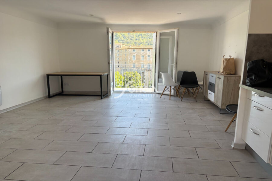 Appartement à louer à Entrecasteaux — Vue nature — photo 3