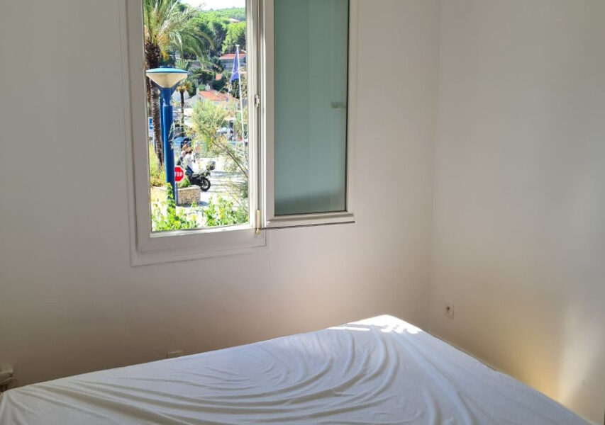 Maison à louer à Saint-Cyr-sur-Mer — Vue mer — photo 8