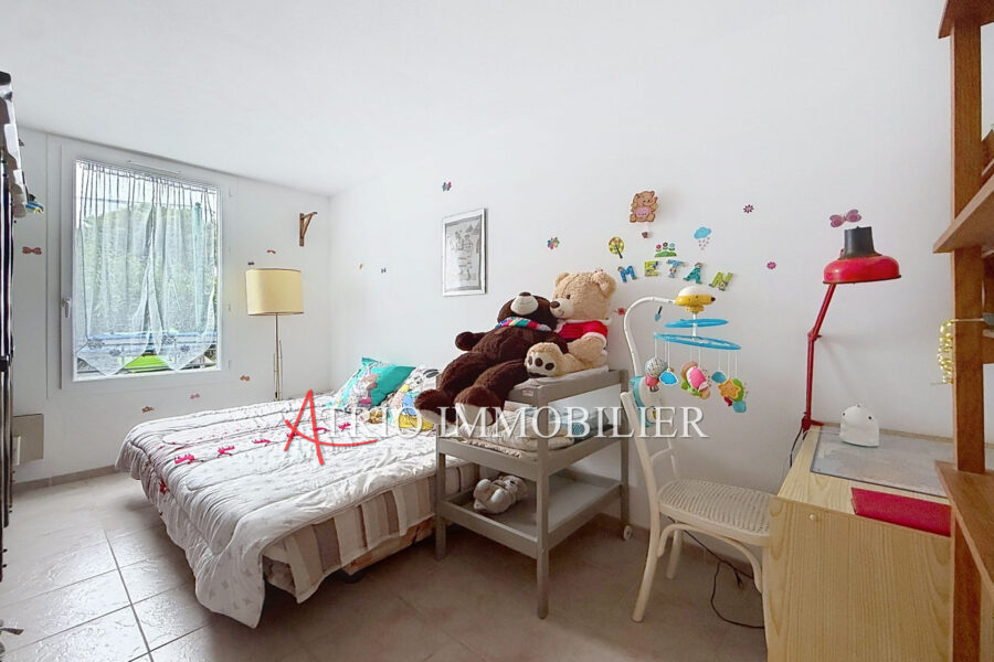 Maison à vendre à Saint-Laurent-du-Var — Vue mer — photo 8
