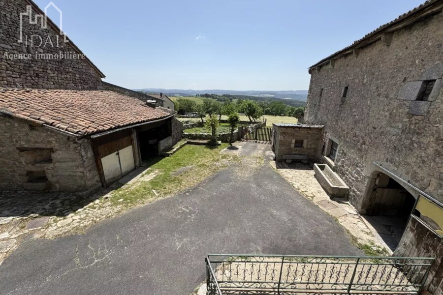 Maison à vendre à Saint-léger-du-malzieu — Vue nature — photo 1