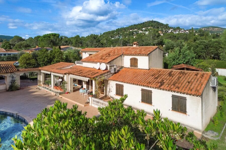 Maison à vendre à Roquebrune-sur-argens — Vue montagne — photo 1