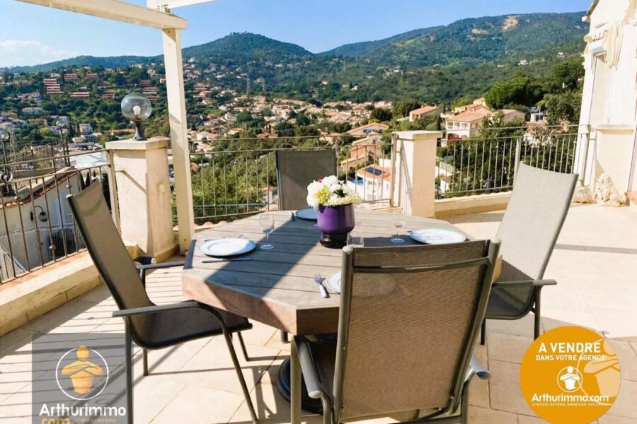Maison à vendre à Le Lavandou — Vue montagne — photo 1