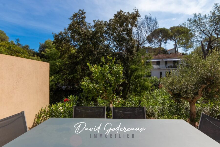 Maison à vendre à Saint-raphaël — Vue parc & jardin — photo 1