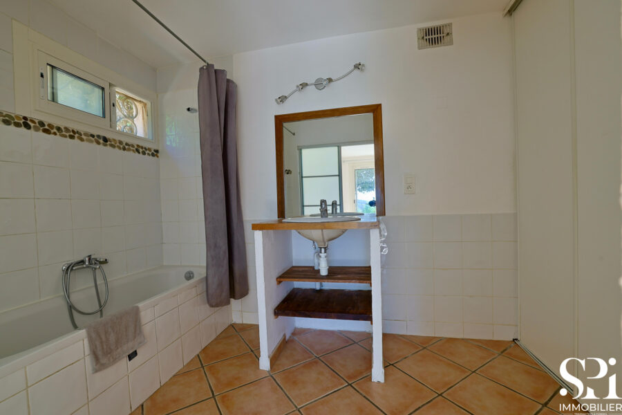 Maison à vendre à Pierrefeu-du-var — Vue sur la ville — photo 10
