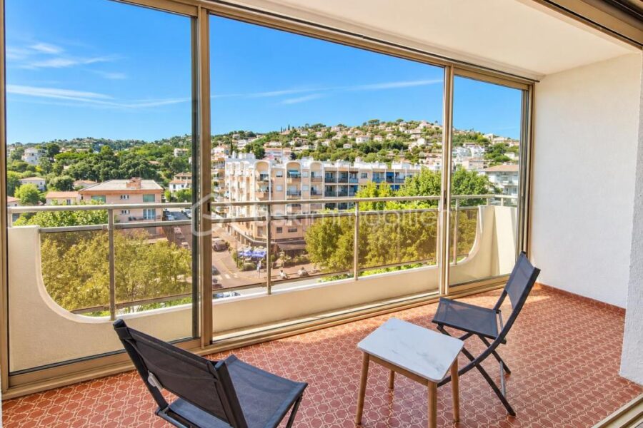 Appartement à vendre à Mandelieu la napoule — Vue sur la ville — photo 2