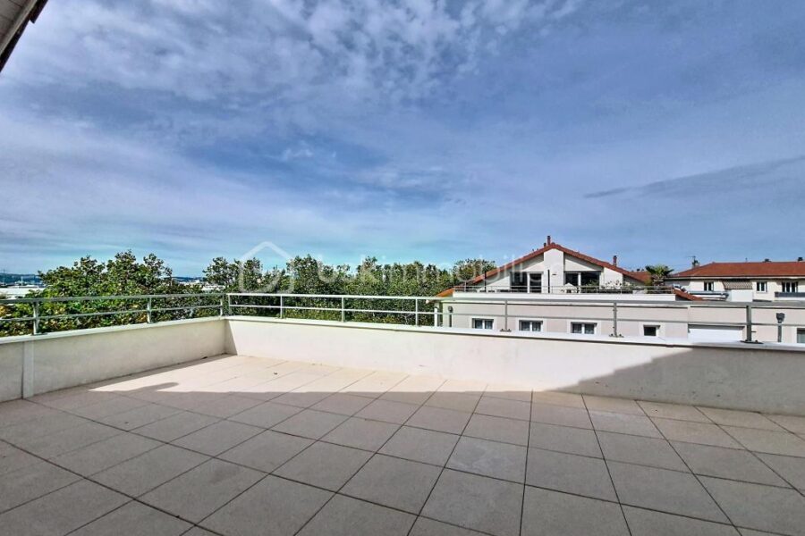 Appartement à vendre à Vénissieux — Vue sur la ville — photo 2