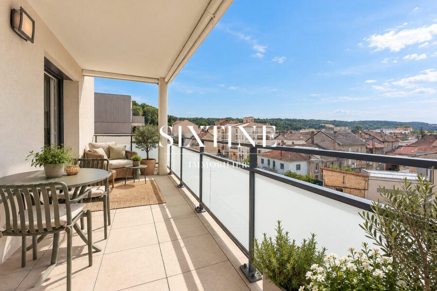 Appartement à vendre à Bourgoin-jallieu — Vue sur la ville — photo 1