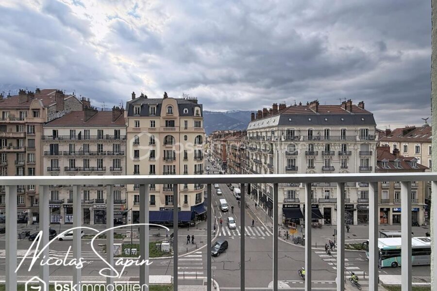 Appartement à vendre à Grenoble — Vue sur la ville — photo 1