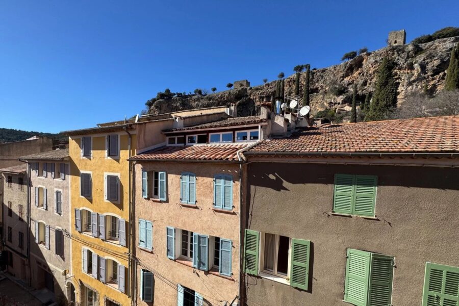 Maison à vendre à Cotignac — Vue sur la ville — photo 1