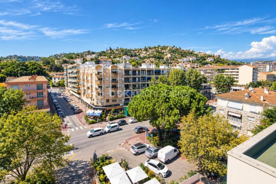 Appartement à vendre à Mandelieu la napoule — Vue sur la ville — photo 1
