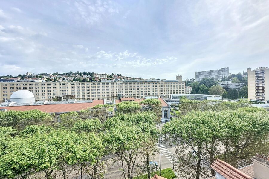 Appartement à louer à Saint-Étienne — Vue sur la ville — photo 1