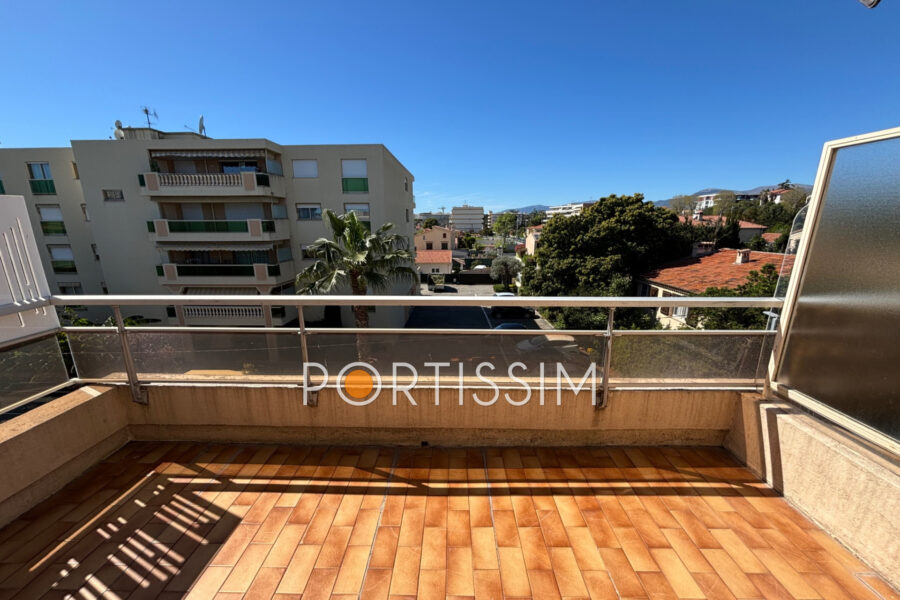 Appartement à vendre à Saint-laurent-du-var — Vue sur la ville — photo 1