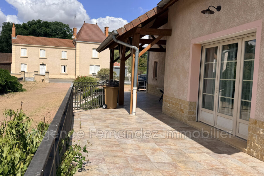 Maison à vendre à Chenay-le-châtel — Vue sur la ville — photo 1