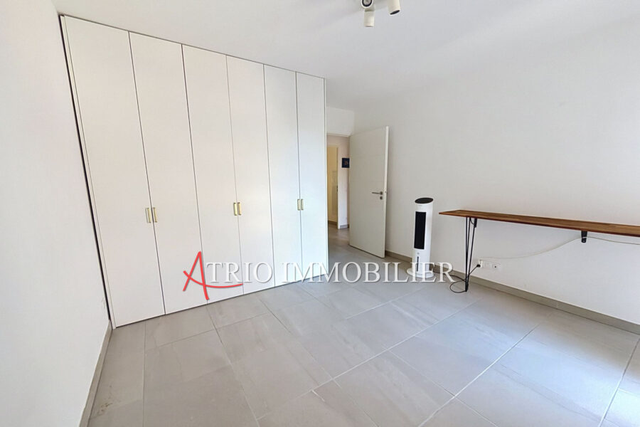 Appartement à vendre à Saint-laurent-du-var — Vue sur la ville — photo 8