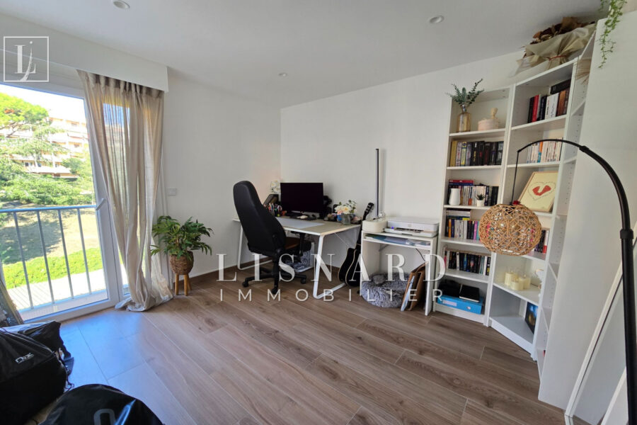 Appartement à vendre à Vallauris — Vue sur la ville — photo 9