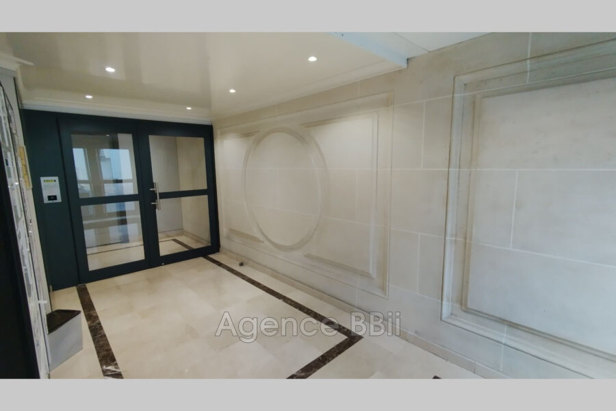 Appartement à vendre à Paris — Vue sur la ville — photo 2