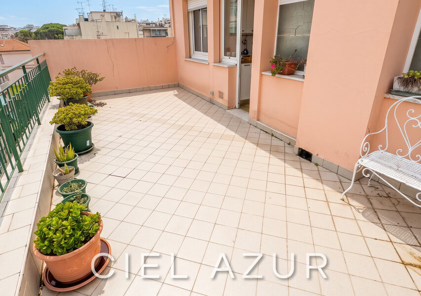 Appartement à louer à Juan-les-pins — Vue sur la ville — photo 2