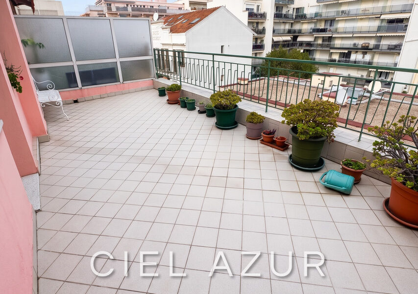 Appartement à louer à Juan-les-pins — Vue sur la ville — photo 1