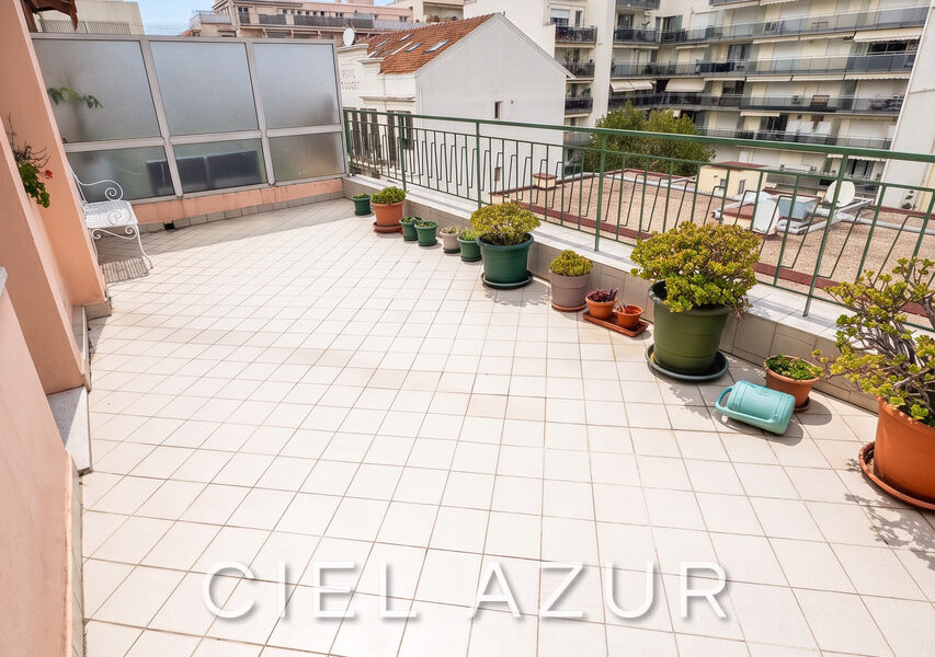 Appartement à louer à Juan-les-pins — Vue sur la ville — photo 1