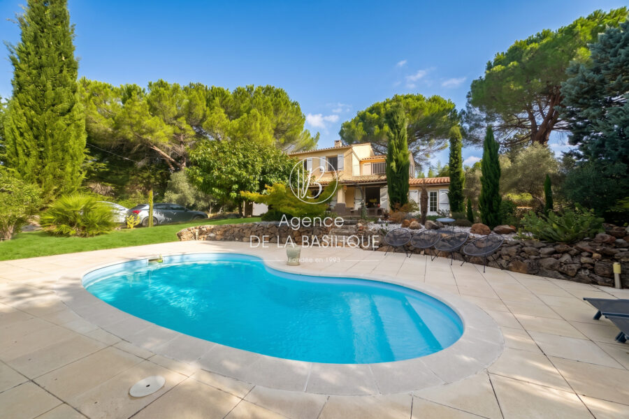 Maison à vendre à Saint-Maximin-la-Sainte-Baume — Vue parc & jardin — photo 2