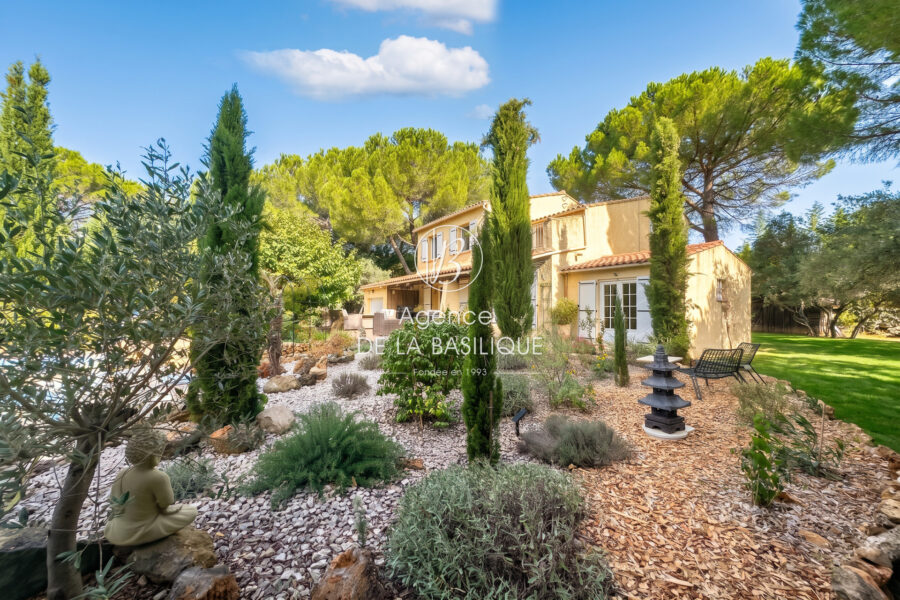 Maison à vendre à Saint-Maximin-la-Sainte-Baume — Vue parc & jardin — photo 3
