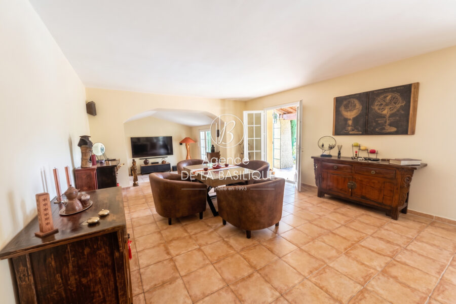 Maison à vendre à Saint-Maximin-la-Sainte-Baume — Vue parc & jardin — photo 5