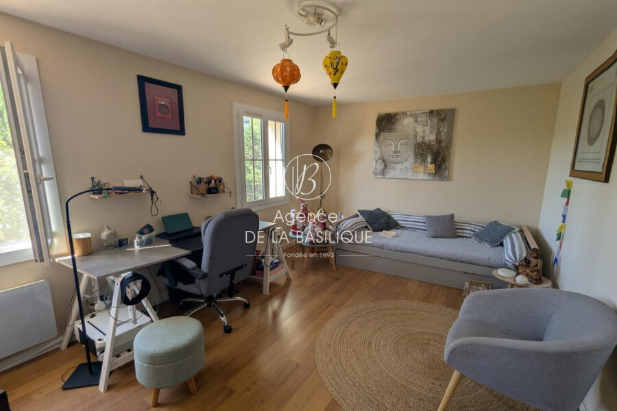 Maison à vendre à Saint-Maximin-la-Sainte-Baume — Vue parc & jardin — photo 9