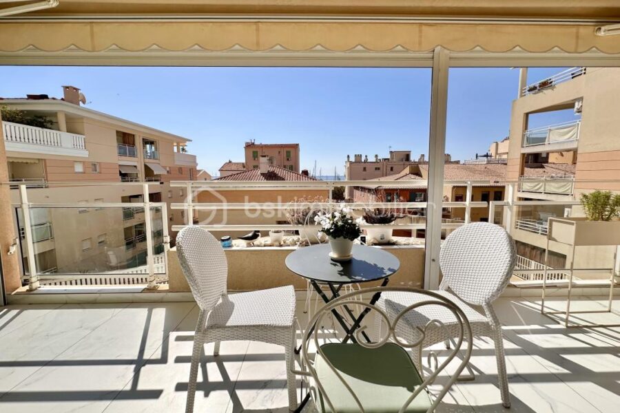 Appartement à vendre à Golfe juan — Vue mer — photo 1