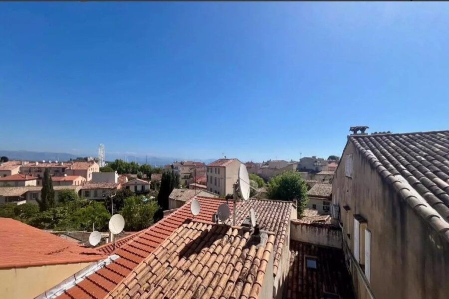 Appartement à vendre à Antibes — Vue sur la ville — photo 1