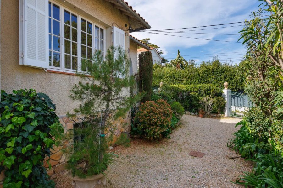 Maison à vendre à Antibes — Vue parc & jardin — photo 8