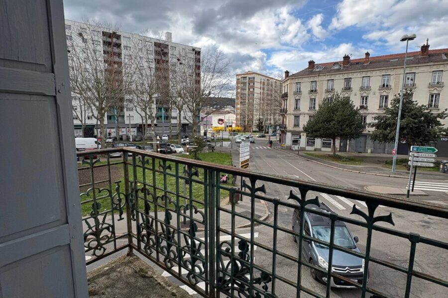 Appartement à louer à Saint-Étienne — Vue sur la ville — photo 1