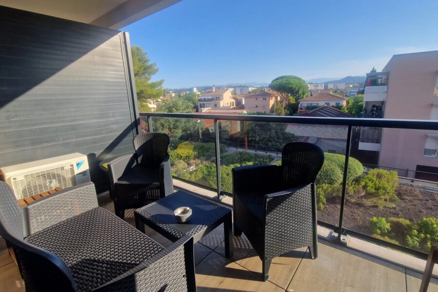 Appartement à vendre à Fréjus — Vue sur la ville — photo 1