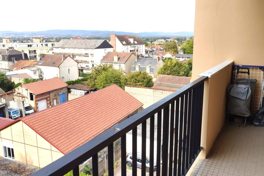 Appartement à vendre à Autun — Vue sur la ville — photo 1