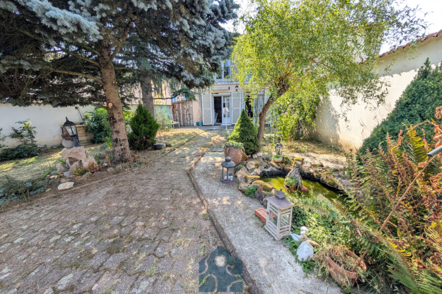 Maison à vendre à Marsac-en-livradois — Vue parc & jardin — photo 4