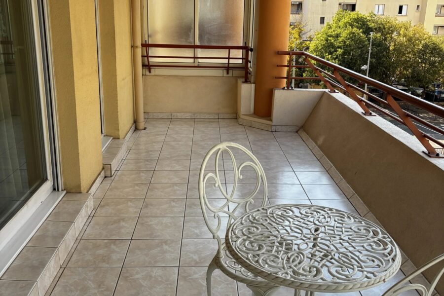 Appartement à vendre à Saint-Raphaël — Vue sur la ville — photo 1