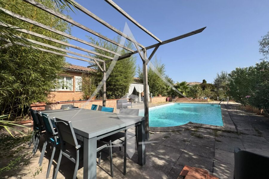 Maison à vendre à Saint-Hilaire — Vue parc & jardin — photo 2
