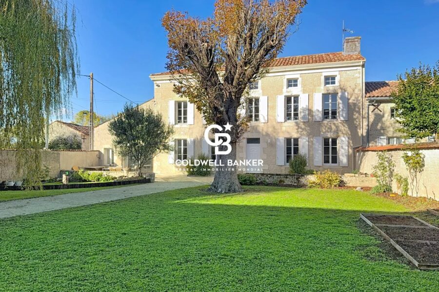 Maison à vendre à Saint-Martin-de-Juillers — Vue parc & jardin — photo 2
