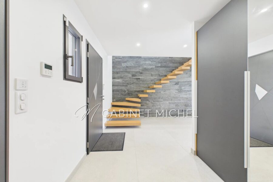 Maison à vendre à Roquefort-les-Pins — Vue montagne — photo 7