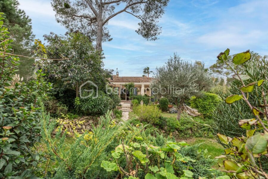 Maison à vendre à Saint-Raphaël — Vue parc & jardin — photo 2