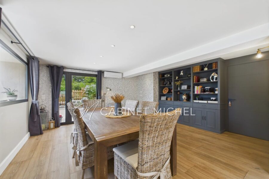 Maison à vendre à Roquefort-les-Pins — Vue parc & jardin — photo 7