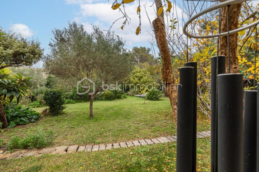 Maison à vendre à Saint-Raphaël — Vue parc & jardin — photo 15
